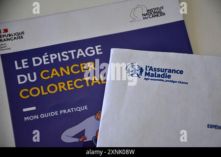 Marseille, France. 01 août 2024. Une enveloppe portant le logo de l'assurance maladie est placée sur un dépliant de la campagne de dépistage du cancer colorectal. Tous les 2 ans, un dépistage organisé du cancer colorectal est envoyé aux femmes et aux hommes âgés de 50 à 74 ans par l’assurance maladie en France. Il est basé sur un test immunologique pour rechercher des saignements occultes dans les selles. (Photo Gerard Bottino/SOPA images/SIPA USA) crédit : SIPA USA/Alamy Live News Banque D'Images