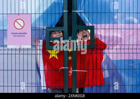 Paris, France. 01 août 2024. Les fans chinois regardent la marche de 20 km féminine aux Jeux Olympiques de Paris, France, le 1er août 2024. Crédit : Ondrej Deml/CTK photo/Alamy Live News Banque D'Images