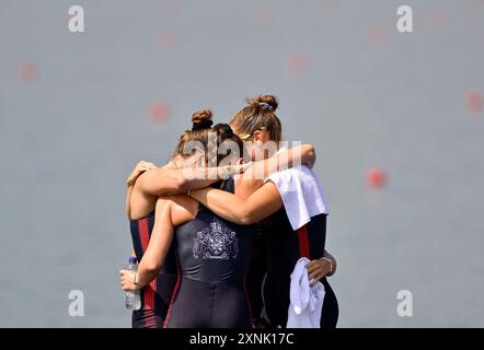 Paris, France. 01 août 2024. Jeux Olympiques de Paris 2024. Aviron. Stade nautique olympique. Paris. L'équipe britannique s'embrasse dans les quatre femmes, finale A, lors de la compétition d'aviron lors des Jeux olympiques de Paris de 2024 au stade olympique nautique, France. Crédit : Sport in Pictures/Alamy Live News Banque D'Images