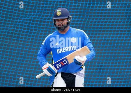 Colombo, Sri Lanka. 1er août 2024, l'indien Rohit Sharma assiste à une séance d'entraînement au stade international de cricket R. Premadasa à Colombo le 1er août 2024, à la veille du premier match international de cricket d'une journée (ODI) entre l'Inde et le Sri Lanka. Viraj Kothalwala/Alamy Live News Banque D'Images