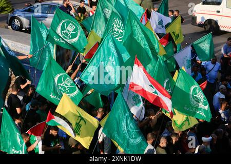 Sidon, Liban. 31 juillet 2024. Les gens assistent à un rassemblement dénonçant l’assassinat du dirigeant du Hamas Ismail Haniyeh à Sidon, au Liban, le 31 juillet 2024. Mercredi, le Hezbollah a présenté ses condoléances pour la mort du chef du Politburo du Hamas, Ismail Haniyeh, tandis que le premier ministre libanais a condamné ce meurtre comme un grave danger. Le même jour, un rassemblement a eu lieu dans la ville de Sidon, au sud du Liban, où des personnes ont protesté contre l'assassinat de Haniyeh. Crédit : Ali Hashisho/Xinhua/Alamy Live News Banque D'Images