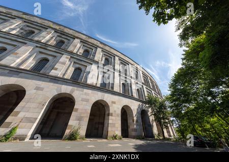 Reportage 31.07.2024 Die Innenräume der Kongresshalle Nürnberg, Baubeginn 1935, größtes noch vorhandenes Gebäude des Reichsparteitagsgeländes, wird in den nächsten Jahren zum Kulturzentrum hergerichtet Die fasade des U-Bau, Höhe 39 Meter Nürnberg Bayern Deutschland *** Report 31 07 2024 L'intérieur de la salle des congrès de Nuremberg, construction a commencé en 1935, le plus grand bâtiment restant sur les terrains de rassemblement du parti nazi, sera converti en un centre culturel au cours des prochaines années la façade de l'U Bau, hauteur de 39 mètres Nuremberg Bavière Allemagne Banque D'Images