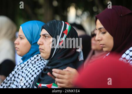 Sidon, Liban. 31 juillet 2024. Les gens assistent à un rassemblement dénonçant l’assassinat du dirigeant du Hamas Ismail Haniyeh à Sidon, au Liban, le 31 juillet 2024. Mercredi, le Hezbollah a présenté ses condoléances pour la mort du chef du Politburo du Hamas, Ismail Haniyeh, tandis que le premier ministre libanais a condamné ce meurtre comme un grave danger. Le même jour, un rassemblement a eu lieu dans la ville de Sidon, au sud du Liban, où des personnes ont protesté contre l'assassinat de Haniyeh. Crédit : Ali Hashisho/Xinhua/Alamy Live News Banque D'Images