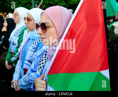 Sidon, Liban. 31 juillet 2024. Les gens assistent à un rassemblement dénonçant l’assassinat du dirigeant du Hamas Ismail Haniyeh à Sidon, au Liban, le 31 juillet 2024. Mercredi, le Hezbollah a présenté ses condoléances pour la mort du chef du Politburo du Hamas, Ismail Haniyeh, tandis que le premier ministre libanais a condamné ce meurtre comme un grave danger. Le même jour, un rassemblement a eu lieu dans la ville de Sidon, au sud du Liban, où des personnes ont protesté contre l'assassinat de Haniyeh. Crédit : Ali Hashisho/Xinhua/Alamy Live News Banque D'Images