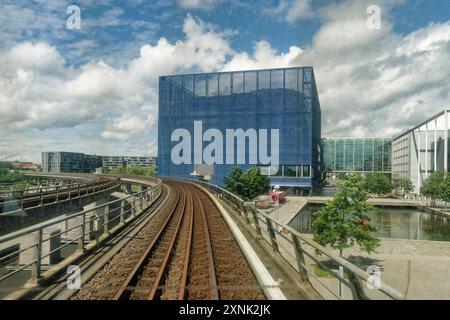 Danish Broadcasting Corporation, neue Konzertsaal (links) und Radio- und TV-Haus (rechts) in Ørestad, Amager, Kopenhagen, neben der U-Bahn Linie. Banque D'Images