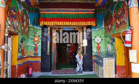 Entrée de Gompa avec peintures, monastère de Likir, Leh, Ladakh, Inde. Banque D'Images