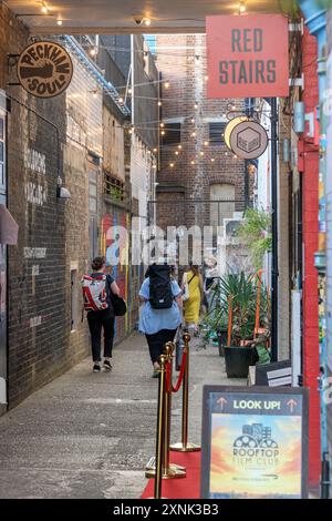 Les gens marchent le long de Bussey Alley à Peckham Rye, Londres. Banque D'Images