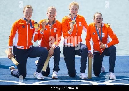 PARIS - Marloes Oldenburg, Hermijntje Drenth, Tinka Offereins et Bente Boonstra avec la médaille d'or lors de la finale quatre-quatre féminine au tournoi olympique d'aviron lors des jeux d'été à Paris ANP IRIS VAN DEN BROEK Banque D'Images