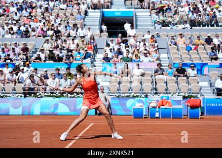 Paris, France. 01 août 2024. PARIS, FRANCE - 1er AOÛT : Zheng Qinwen, de Chine, lors de la demi-finale féminine de tennis, le sixième jour des Jeux Olympiques de Paris 2024 à Roland Garros, le 1er août 2024 à Paris, France. (Daniela Porcelli/SPP) crédit : SPP Sport Press photo. /Alamy Live News Banque D'Images