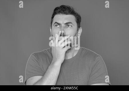 Homme avec confusion expression de visage ayant des doutes. Homme attentionné. Portrait d'un homme sérieux et réfléchi. Beau et attentionné Banque D'Images