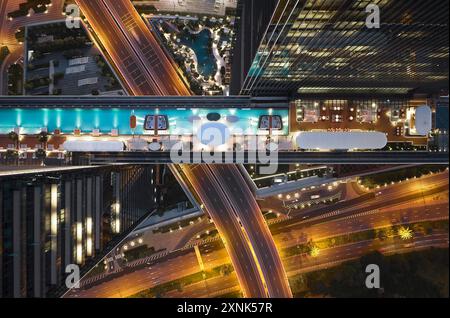 Vue aérienne de la liaison éclairée. One Za'abeel Tower, Dubaï, Émirats arabes Unis. Architecte : Nikken Sekkei, 2023. Banque D'Images