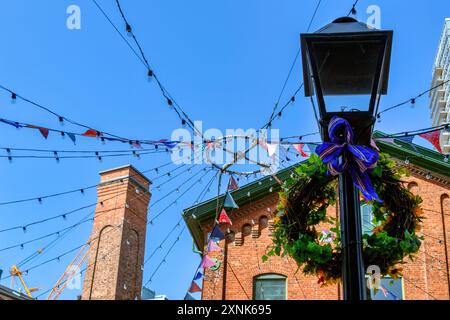 Toronto, Canada - 29 juillet 2024 : lampadaire et bâtiment colonial dans le quartier de la distillerie Banque D'Images