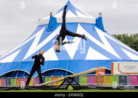 Maxim Laurin (à droite) et Guillaume Larouche (à gauche) exécutent un duo sur une planche de teeterboard tournante lors d'un photocall pour la compagnie de cirque de Québec machine de Cirque'Ghost Light', à Underbelly Circus Hub on the Meadows, Édimbourg, avant leur apparition au Edinburgh Fringe Festival. Date de la photo : jeudi 1er août 2024. Banque D'Images