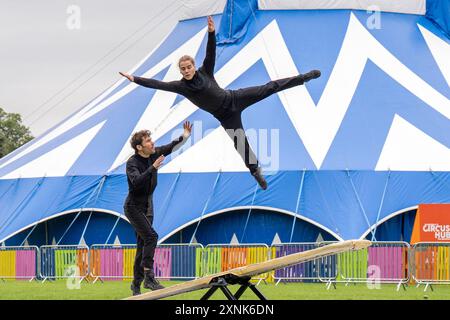 Maxim Laurin (à gauche) et Guillaume Larouche (à droite) exécutent un duo sur une planche de teeterboard tournante lors d'un photocall pour la compagnie de cirque de Québec machine de Cirque'Ghost Light', à Underbelly Circus Hub on the Meadows, Édimbourg, avant leur apparition au Edinburgh Fringe Festival. Date de la photo : jeudi 1er août 2024. Banque D'Images