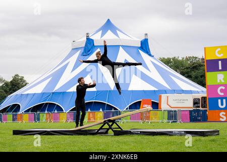 Maxim Laurin (à gauche) et Guillaume Larouche (à droite) exécutent un duo sur une planche de teeterboard tournante lors d'un photocall pour la compagnie de cirque de Québec machine de Cirque'Ghost Light', à Underbelly Circus Hub on the Meadows, Édimbourg, avant leur apparition au Edinburgh Fringe Festival. Date de la photo : jeudi 1er août 2024. Banque D'Images