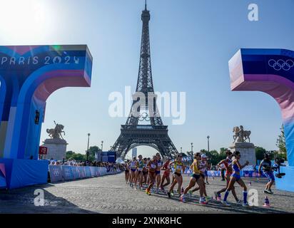Paris, France. 01 août 2024. Les compétitrices courent lors de la marche féminine de 20 km aux Jeux Olympiques d'été de Paris 2024 à Paris, France, le jeudi 1er août 2024. Photo de Paul Hanna/UPI crédit : UPI/Alamy Live News Banque D'Images