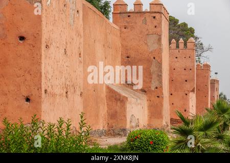 Ceinture de remparts autour de la vieille ville de Marrakech au Maroc Banque D'Images