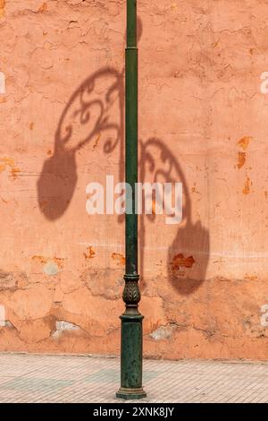 L'ombre d'un lampadaire projetée sur un mur ocre Banque D'Images