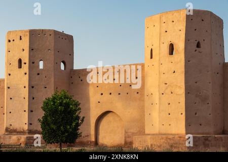 Ceinture de remparts autour de la vieille ville de Marrakech au Maroc Banque D'Images