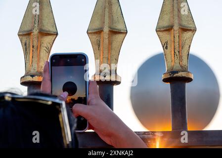 Le chaudron olympique se lève tous les soirs après le coucher du soleil dans un ballon géant au-dessus des jardins des Tuileries. Paris, France, 28 juillet 2024 Banque D'Images