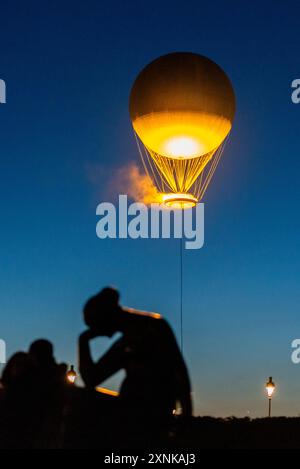 Le chaudron olympique se lève tous les soirs après le coucher du soleil dans un ballon géant au-dessus des jardins des Tuileries. Paris, France, 28 juillet 2024 Banque D'Images