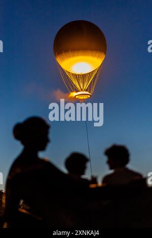 Le chaudron olympique se lève tous les soirs après le coucher du soleil dans un ballon géant au-dessus des jardins des Tuileries. Paris, France, 28 juillet 2024 Banque D'Images