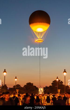 Le chaudron olympique se lève tous les soirs après le coucher du soleil dans un ballon géant au-dessus des jardins des Tuileries. Paris, France, 28 juillet 2024 Banque D'Images