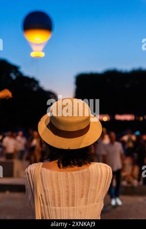 Le chaudron olympique se lève tous les soirs après le coucher du soleil dans un ballon géant au-dessus des jardins des Tuileries. Paris, France, 28 juillet 2024 Banque D'Images