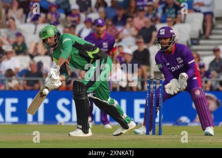 Leeds, 30 juillet 2024. James Vince battant pour les hommes courageux du Sud contre les hommes des Superchargeurs du Nord dans les cent à Headingley. Nicholas Pooran est le gardien de guichet. Crédit : Colin Edwards Banque D'Images