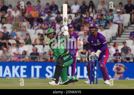 Leeds, 30 juillet 2024. James Vince battant pour les hommes courageux du Sud contre les hommes des Superchargeurs du Nord dans les cent à Headingley. Nicholas Pooran est le gardien de guichet. Crédit : Colin Edwards Banque D'Images