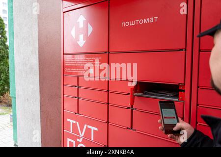 Réception du courrier au terminal colis NOVA POSHTA. Envoi et livraison sans contact. Ukraine, Kiev - 23 mars 2024 Banque D'Images