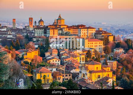 Bergame, Italie - coucher de soleil vue aérienne de Citta Alta belle ville historique en Lombardie, Lombardie. Banque D'Images