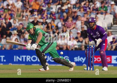 Leeds, 30 juillet 2024. James Coles battant pour les hommes courageux du Sud contre les hommes des Superchargeurs du Nord dans les cent à Headingley. Nicholas Pooran est le gardien de guichet. Crédit : Colin Edwards Banque D'Images