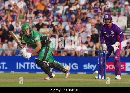 Leeds, 30 juillet 2024. James Coles battant pour les hommes courageux du Sud contre les hommes des Superchargeurs du Nord dans les cent à Headingley. Nicholas Pooran est le gardien de guichet. Crédit : Colin Edwards Banque D'Images