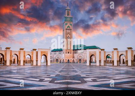 Casablanca, Maroc. Vue de face de la mosquée Hassan II et du plus haut minaret du monde, style arabe Banque D'Images