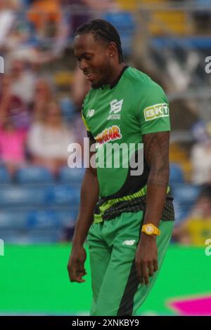 Leeds, 30 juillet 2024. Jofra Archer joue pour les hommes Brave du Sud contre les hommes Superchargers du Nord dans les cent à Headingley. Crédit : Colin Edwards Banque D'Images