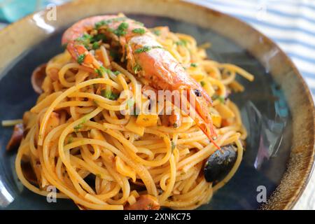 Délicieux spaghetti aux moules et crevettes Banque D'Images