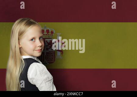 Jeune fille souriante un fond de drapeau espagnol. Éducation en Espagne et étude du concept de langue Banque D'Images