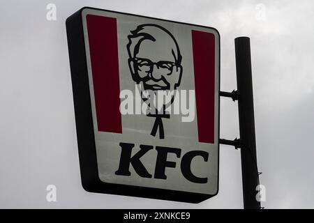 Sleman, Yogyakarta, Indonésie. 1er août 2024. Un panneau de la chaîne de restauration rapide américaine, KFC, est vu dans l'un de ses points de vente à Sleman. Les pertes de l'opérateur de restauration rapide Kentucky Fried Chicken (KFC) Indonesia ont augmenté de 6 173,9 pour cent au premier semestre 2024. Sur la base d'une copie du rapport financier de la société dans la divulgation d'informations sur la bourse d'Indonésie (IDX), la société a subi une perte nette de 348,83 milliards IDR, soit environ 21 444 010 30 USD, en raison de la pandémie de COVID-19 qui ne s’est pas complètement rétablie et des actions de boycott endémiques sur les médias sociaux contre Banque D'Images