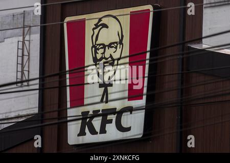 Sleman, Yogyakarta, Indonésie. 1er août 2024. Un panneau de la chaîne de restauration rapide américaine, KFC, est vu dans l'un de ses points de vente à Sleman. Les pertes de l'opérateur de restauration rapide Kentucky Fried Chicken (KFC) Indonesia ont augmenté de 6 173,9 pour cent au premier semestre 2024. Sur la base d'une copie du rapport financier de la société dans la divulgation d'informations sur la bourse d'Indonésie (IDX), la société a subi une perte nette de 348,83 milliards IDR, soit environ 21 444 010 30 USD, en raison de la pandémie de COVID-19 qui ne s’est pas complètement rétablie et des actions de boycott endémiques sur les médias sociaux contre Banque D'Images