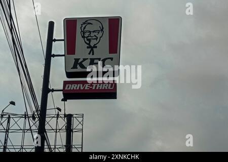 Sleman, Yogyakarta, Indonésie. 1er août 2024. Un panneau de la chaîne de restauration rapide américaine, KFC, est vu dans l'un de ses points de vente à Sleman. Les pertes de l'opérateur de restauration rapide Kentucky Fried Chicken (KFC) Indonesia ont augmenté de 6 173,9 pour cent au premier semestre 2024. Sur la base d'une copie du rapport financier de la société dans la divulgation d'informations sur la bourse d'Indonésie (IDX), la société a subi une perte nette de 348,83 milliards IDR, soit environ 21 444 010 30 USD, en raison de la pandémie de COVID-19 qui ne s’est pas complètement rétablie et des actions de boycott endémiques sur les médias sociaux contre Banque D'Images