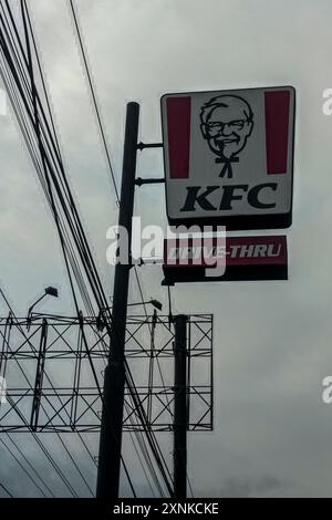 Sleman, Yogyakarta, Indonésie. 1er août 2024. Un panneau de la chaîne de restauration rapide américaine, KFC, est vu dans l'un de ses points de vente à Sleman. Les pertes de l'opérateur de restauration rapide Kentucky Fried Chicken (KFC) Indonesia ont augmenté de 6 173,9 pour cent au premier semestre 2024. Sur la base d'une copie du rapport financier de la société dans la divulgation d'informations sur la bourse d'Indonésie (IDX), la société a subi une perte nette de 348,83 milliards IDR, soit environ 21 444 010 30 USD, en raison de la pandémie de COVID-19 qui ne s’est pas complètement rétablie et des actions de boycott endémiques sur les médias sociaux contre Banque D'Images