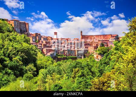 Sorano, Italie. Vue panoramique de Sorano Tuff petite ville, lumière du soleil en journée, maisons traditionnelles, rues étroites, province de Grosseto en Toscane. Banque D'Images