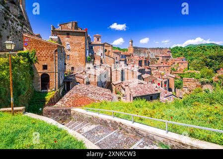 Sorano, Italie. Vue panoramique sur Sorano Tuff petite ville, maisons traditionnelles, rues étroites, province de Grosseto en Toscane. Banque D'Images