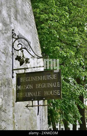 Panneaux à l'intérieur du béguinage princier TEN Wijngaarde dans la ville de Bruges, Belgique. Banque D'Images