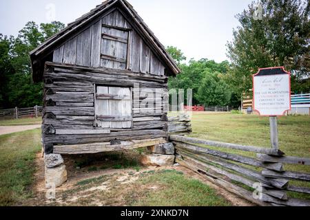 LURAY, Virginie, États-Unis — le Corn Crib, une structure en rondins de châtaigniers du village patrimonial de Shenandoah, illustre l'architecture agricole du XIXe siècle. Construit à l'origine vers 1850 sur la plantation Lee à Lynchburg, en Virginie, ce bâtiment déplacé a été utilisé pour le stockage du maïs. La structure préservée sert maintenant d'exposition éducative, illustrant les pratiques agricoles et les méthodes de stockage de la vallée de Shenandoah avant la guerre. Banque D'Images