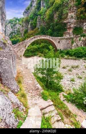 Zagori, Grèce. Pont de Kokkorou, pont médiéval en pierre situé sur la rivière de Voidomatis, montagnes Pindus. Banque D'Images