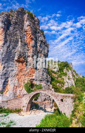 Zagori, Grèce. Pont de Kokkorou - Noutsos dans les montagnes de l'Épire, pont médiéval en pierre à une arche situé sur la rivière de Voidomatis, village de Koukouli Banque D'Images