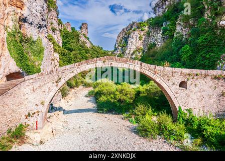 Zagori, Grèce. Pont de Kokkorou, pont médiéval en pierre à une arche situé sur la rivière de Voidomatis, village de Koukouli - montagnes Pindus. Banque D'Images