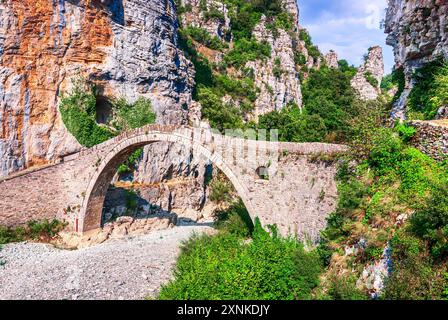 Zagori, Grèce. Pont de Kokkorou, pont médiéval en pierre situé sur la rivière de Voidomatis, montagnes Pindus. Banque D'Images